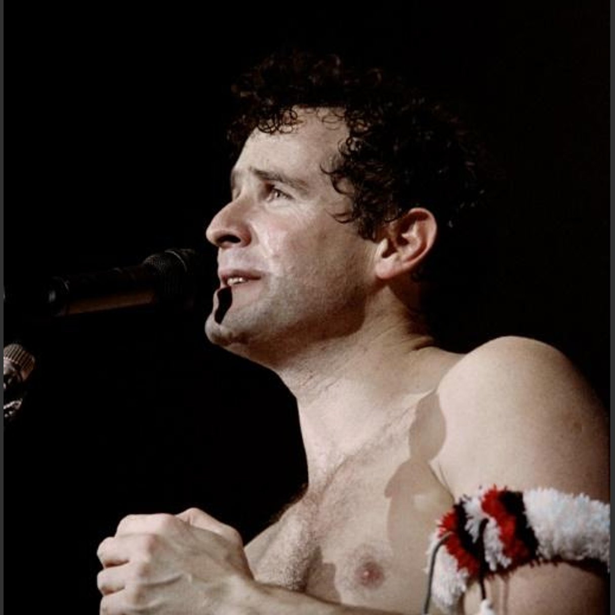 Johnny Clegg lors d’un concert à Paris le 10 mai 1988. © Bertrand GUAY/AFP