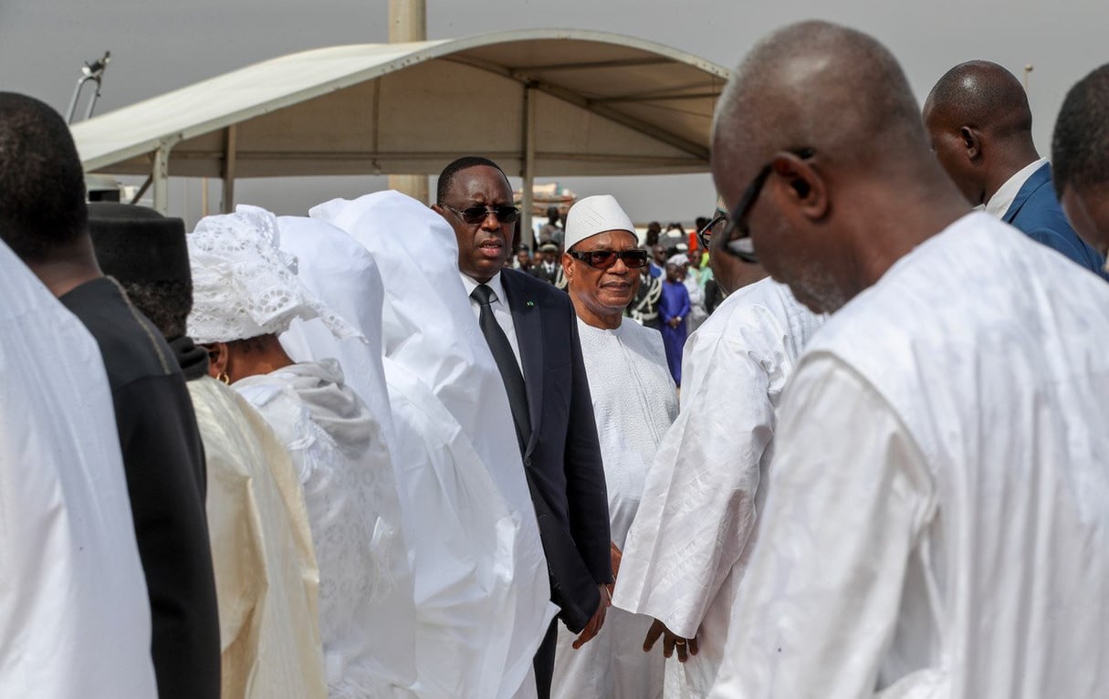 Outre les ministres et ex-ministres sénégalais, le président malien Ibrahim Boubacar Keïta a également participé à la cérémonie d’homme à Ousmane Tanor Dieng, aux côtés de Macky Sall. © DR / présidence de la République du Sénégal