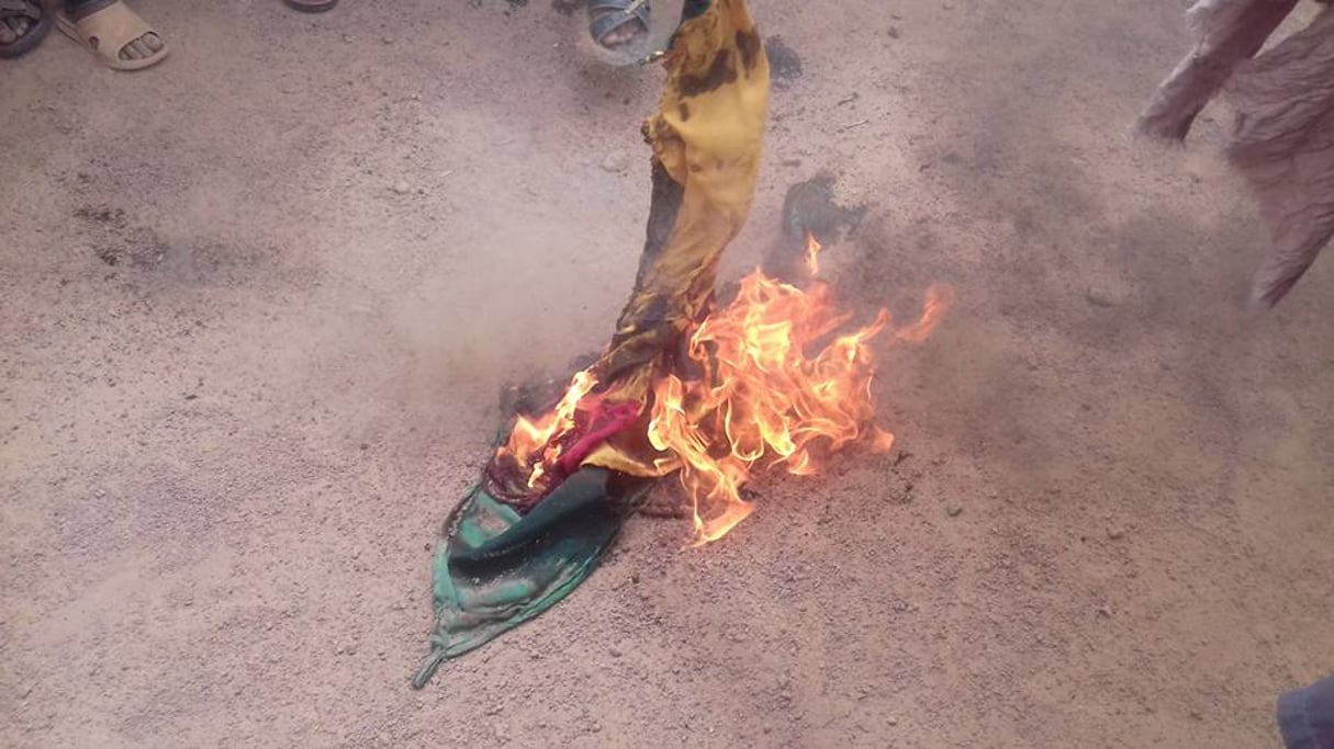 Un drapeau malien brûlé à Kidal, le 1er juillet 2019. © DR / Copie d’écran Facebook