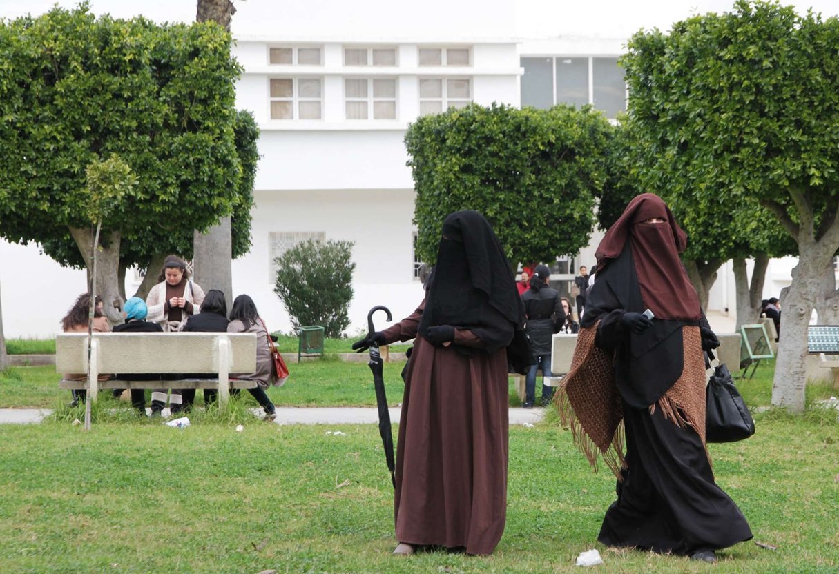 Des femmes portant le niqab (voile intégral), dans les jardins de l’Université de la Manouba, en banlieue de Tunis (image d’illustration). © Amine Landoulsi/AP/SIPA