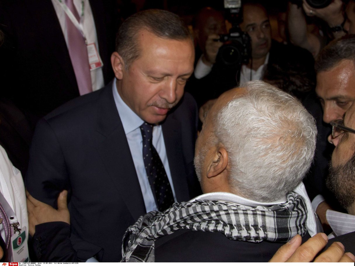 Le président turc Recep Tayyip Erdogan saluant le leader d’Ennahdha Rached Ghannouchi (de dos), le 14 septembre 2011 à l’aéroport de Tunis (image d’illustration). © Amine Landoulsi/AP/SIPA
