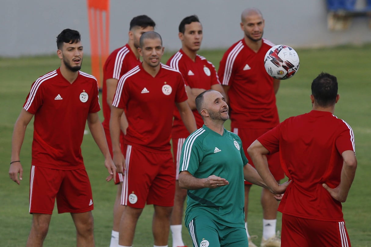 Djamel Belmadi contrôle le ballon pendant une phase d'entraînement avec la sélection algérienne, pendant la CAN 2019 en Égypte. &copy; Ariel Schalit/AP/SIPA