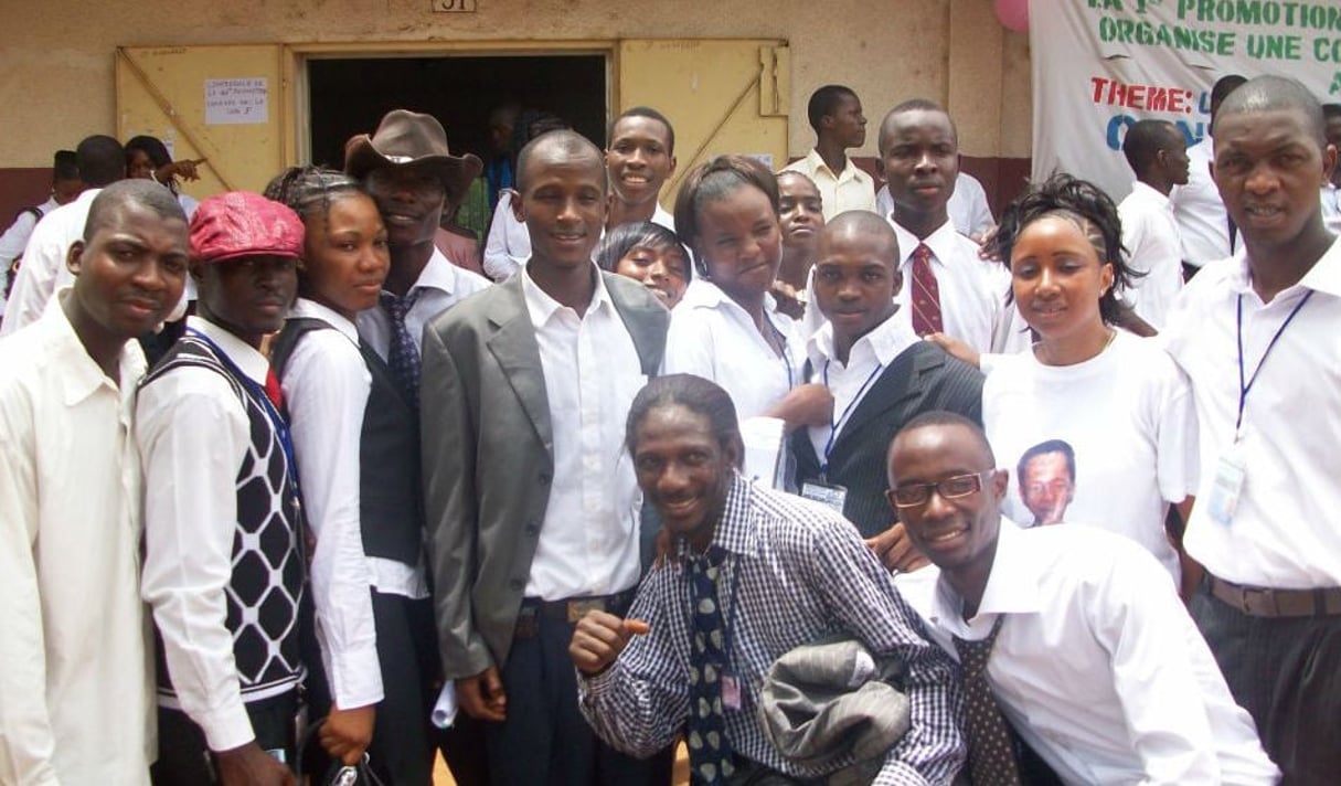 Mamoudou Barry (5e en partant de la gauche), entouré de ses camarades de la promotion Sékouba Konaté, en 2010. © Photo : Diawo Barry