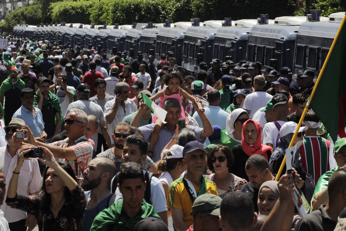 Des milliers de manifestants défilant devant des fourgons de police à Alger, vendredi 19 juillet 2019 (image d’illustration). © Toufik Doudou/AP/SIPA