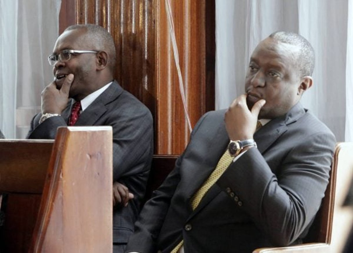 Le ministre kényan des Finances, Henry Rotich (à droite) et son secrétaire général (à gauche), lors de leur audience au tribunal de Mililani à Nairobi, le 23 juillet 2019. © Khalil Senosi/AP/SIPA