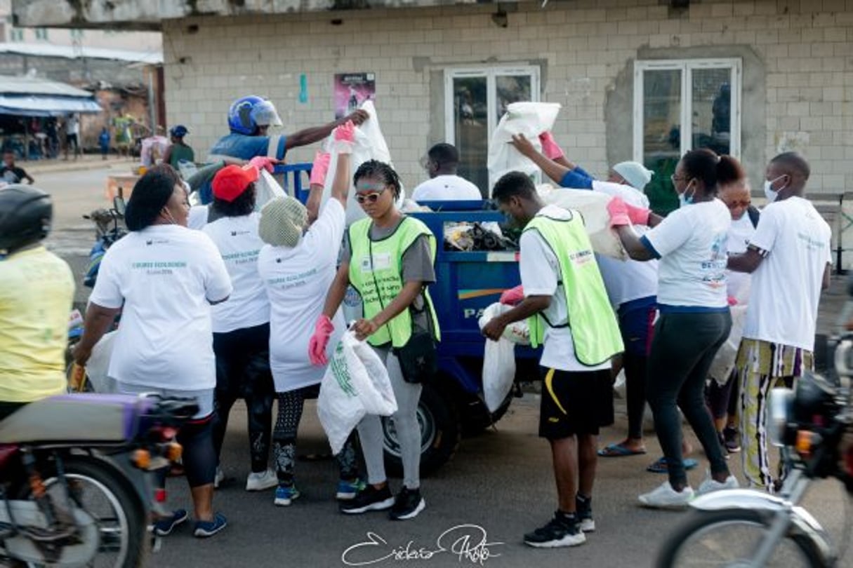 Lors d’une action dans le cadre de la campagne pour l’interdiction des sacs plastique au Bénin. © EC_AHOUNOU/AID