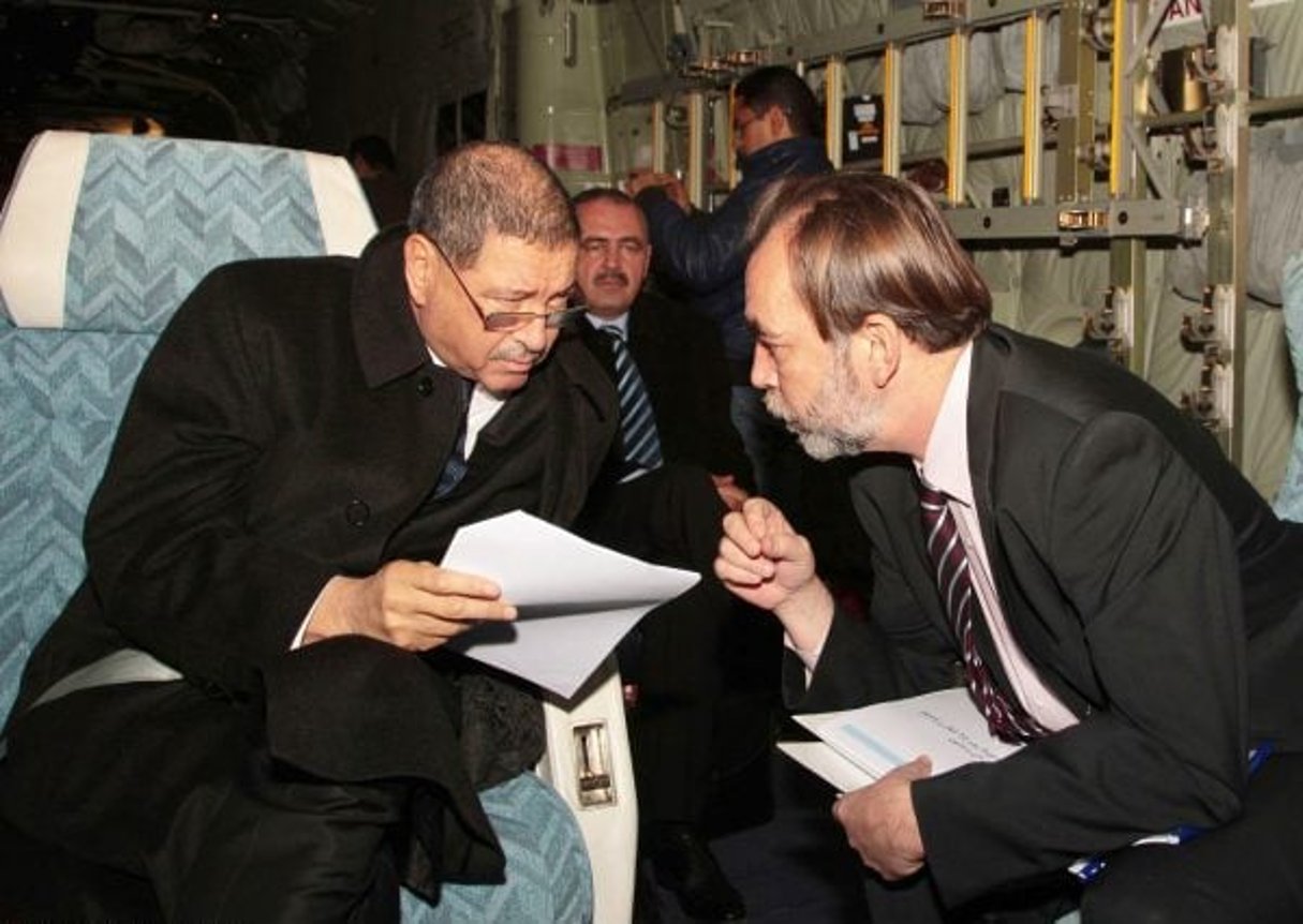 Saïd Aïdi avec l’ex-chef du gouvernement Habib Essid (à g.), en 2015. © HAMMI MOHAMED/SIPA