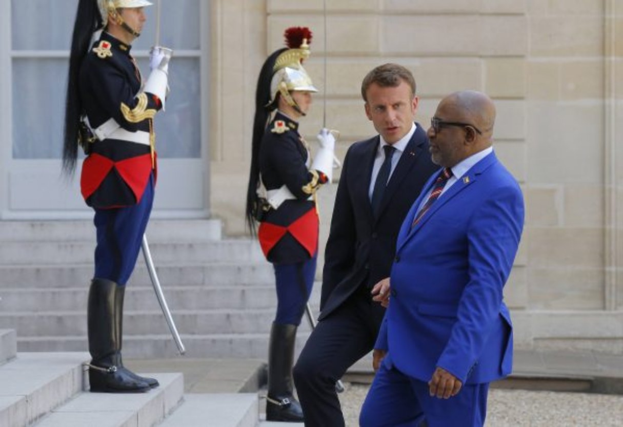 Le président français Emmanuel Macron, à gauche, accueille le président des Comores, Azali Assoumani, pour des entretiens bilatéraux à l’Elysée à Paris, en France, le lundi 22 juillet 2019. © Michel Euler/AP/SIPA