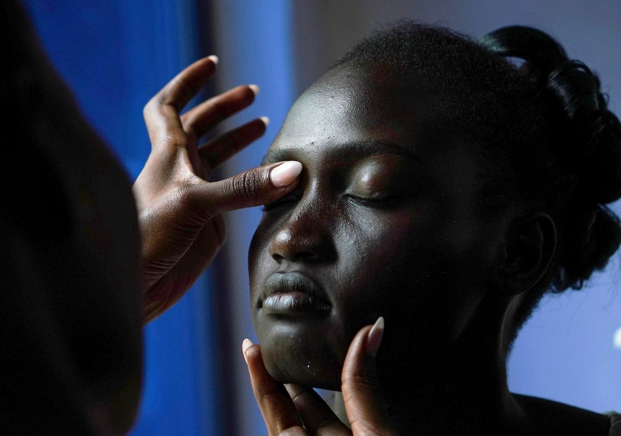 Maquillage, lors du concours Miss World South Sudan à Juba, le 21 juillet 2019. © Andreea Campeanu/REUTERS