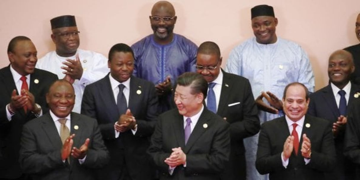 Le président chinois Xi Jinping entouré de plusieurs chefs d’État africains lors du Forum sur la coopération Chine-Afrique (FOCAC), en septembre 2018 à Pékin. © How Hwee Young/AP/SIPA
