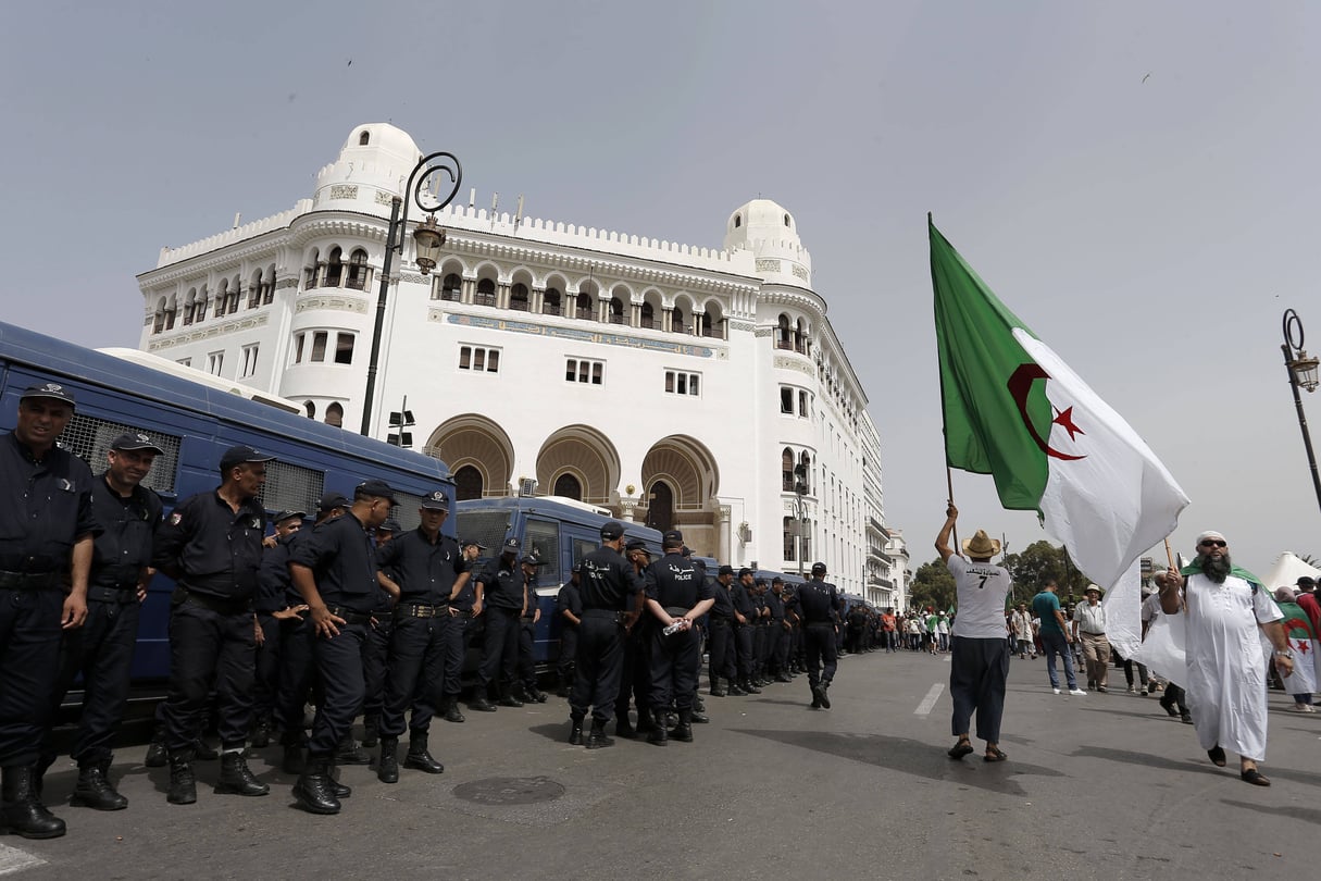 Forces de l’ordre et manifestants devant la Grande Poste à Alger, vendredi 2 août 2019. © Toufik Doudou/AP/SIPA