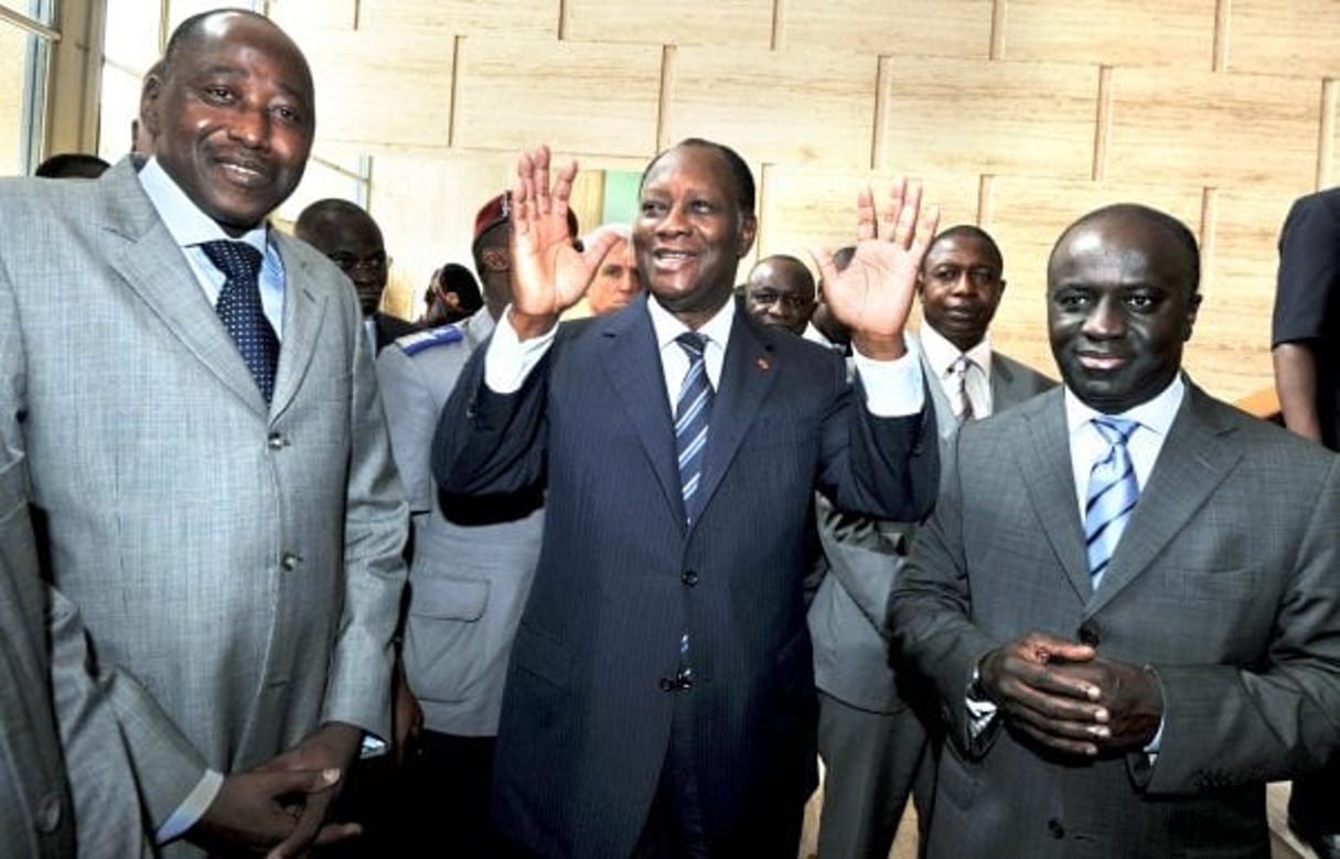 Alassane Ouattara (au centre) entouré d’Amadou Gon Coulibaly (à g.) et de Marcel Amon-Tanoh, à Abidjan le 28 avril 2011. © ISSOUF SANOGO/AFP