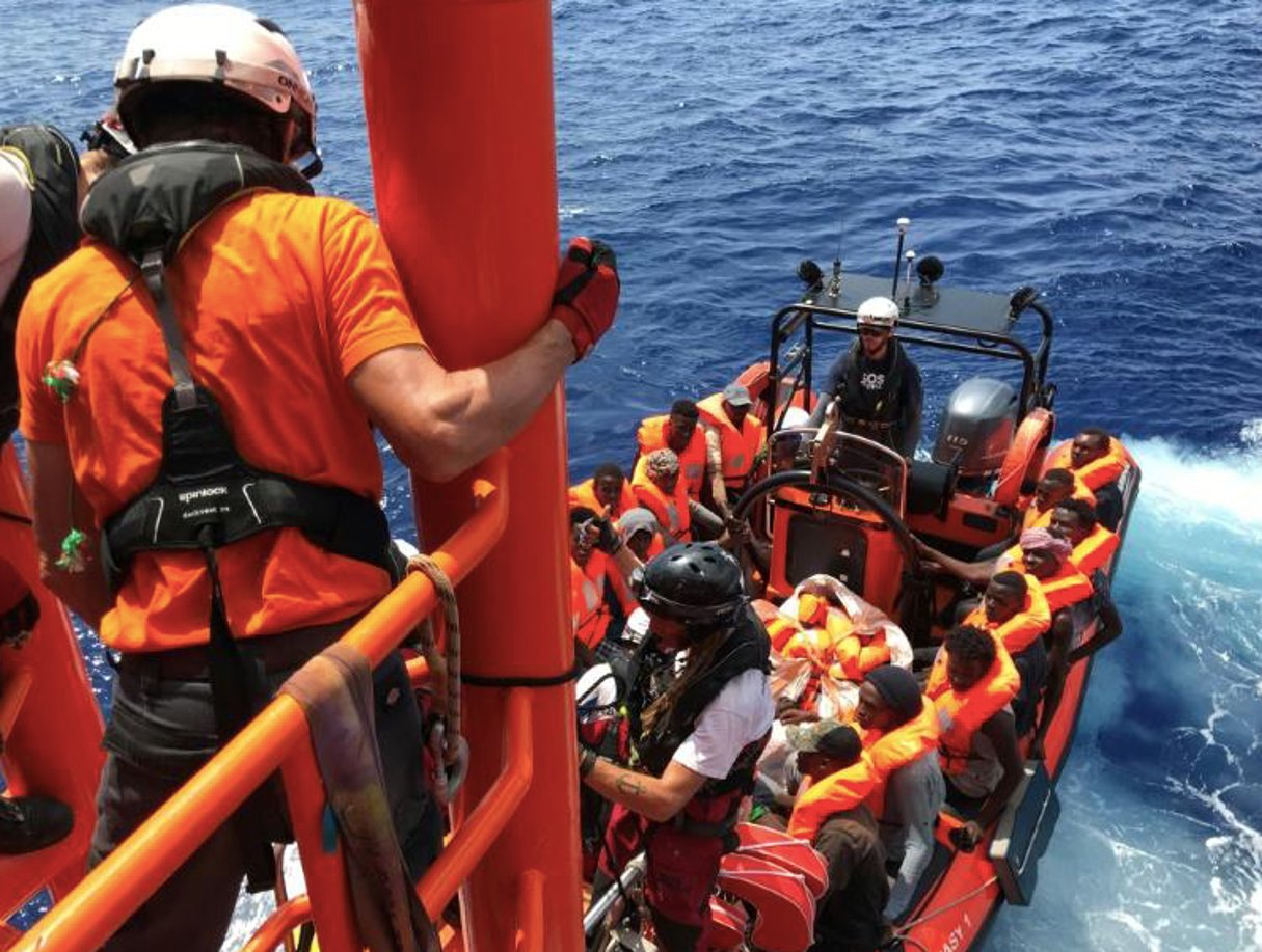 Des migrants secourus par l’équipage de l’Ocean Viking, bateau affrété par les ONG SOS Méditerranée et Médecins sans Frontières (MSF), le 10 août 2019 en mer Méditerranée. © Anne CHAON/AFP