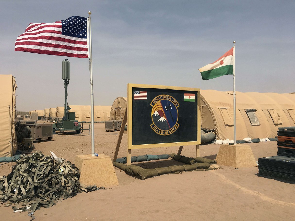 Un drapeau américain et un drapeau nigérien sur la base aérienne d'Agadez au Niger, le 16 avril 2018. &copy; Carley Petesch/AP/Sipa