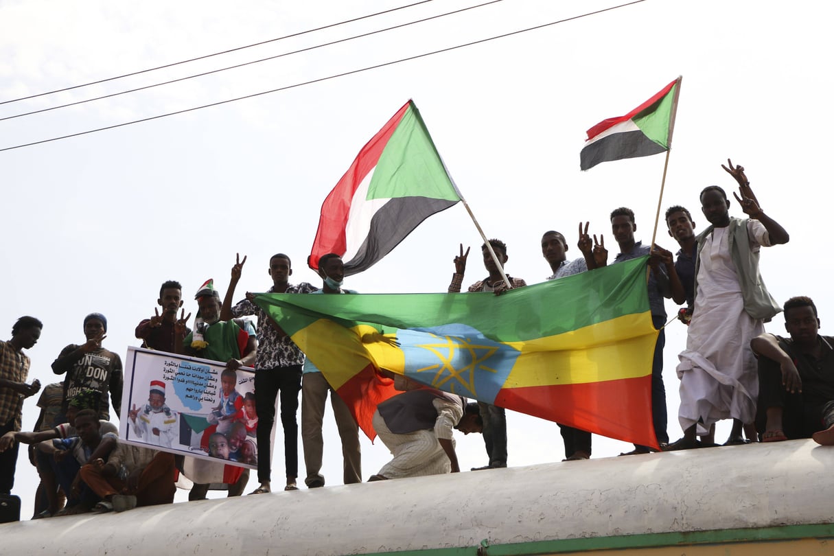 Des manifestants célèbrent la signature d’un accord entre le pouvoir civil et militaire, le 17 août 2019. © Mahmoud Hjaj/AP/SIPA