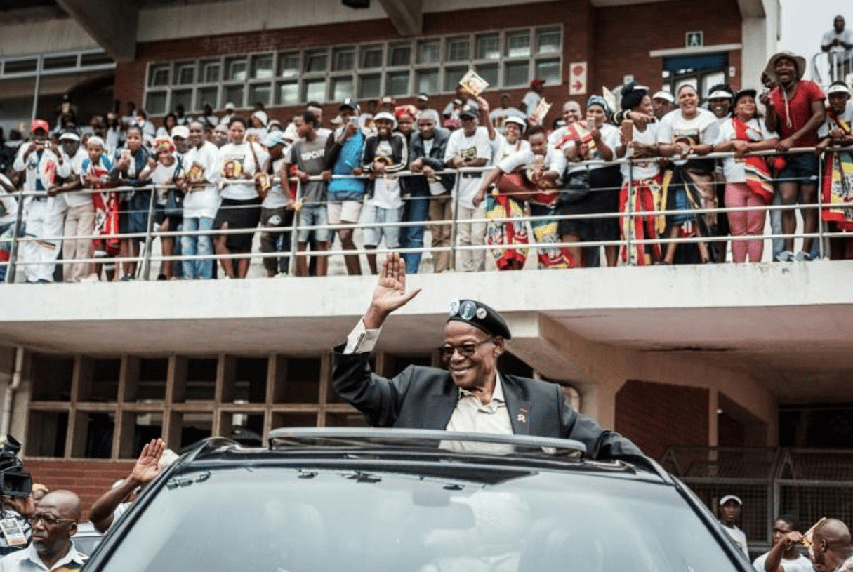 Mangosuthu Buthelezi salue la foule à son arrivée au stade de Chatsworth, en périphérie de Durban, le 10 mars 2019. © RAJESH JANTILAL/AFP
