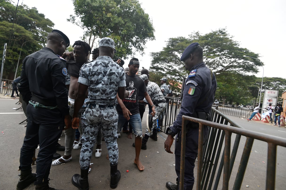 Des policiers et gendarmes ivoiriens contrôlent les fans de DJ Arafat non loin de l'entrée du stade Félix Houphouët-Boigny. &copy; OLIVIER pour JA
