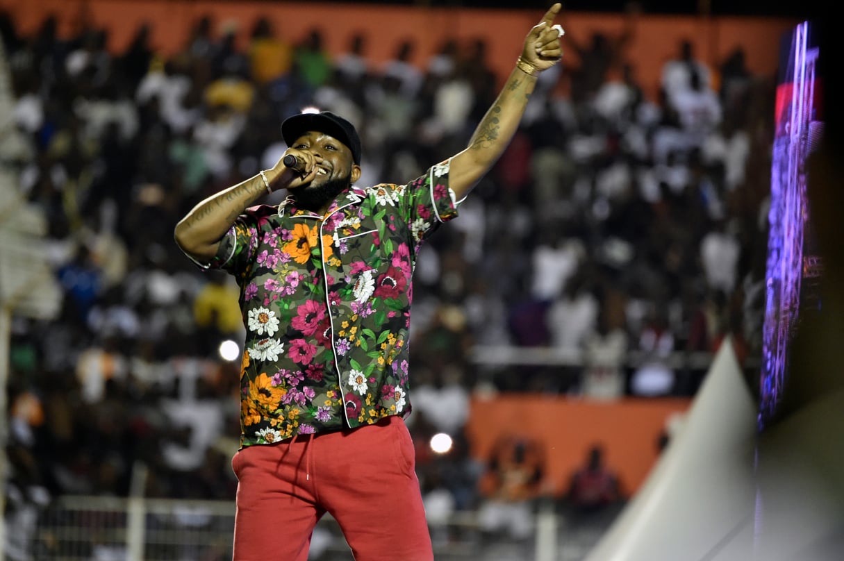 L'artiste Nigerian Davido chante le 31 Aout 2019 lors des funérailles de DJ Arafat. &copy; OLIVIER pour JA