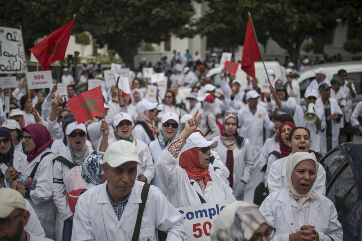 Des employés du secteur médical public manifestent devant le ministère de la Santé, le 16 octobre 2017 à Rabat. © Mosa’ab Elshamy/AP/SIPA