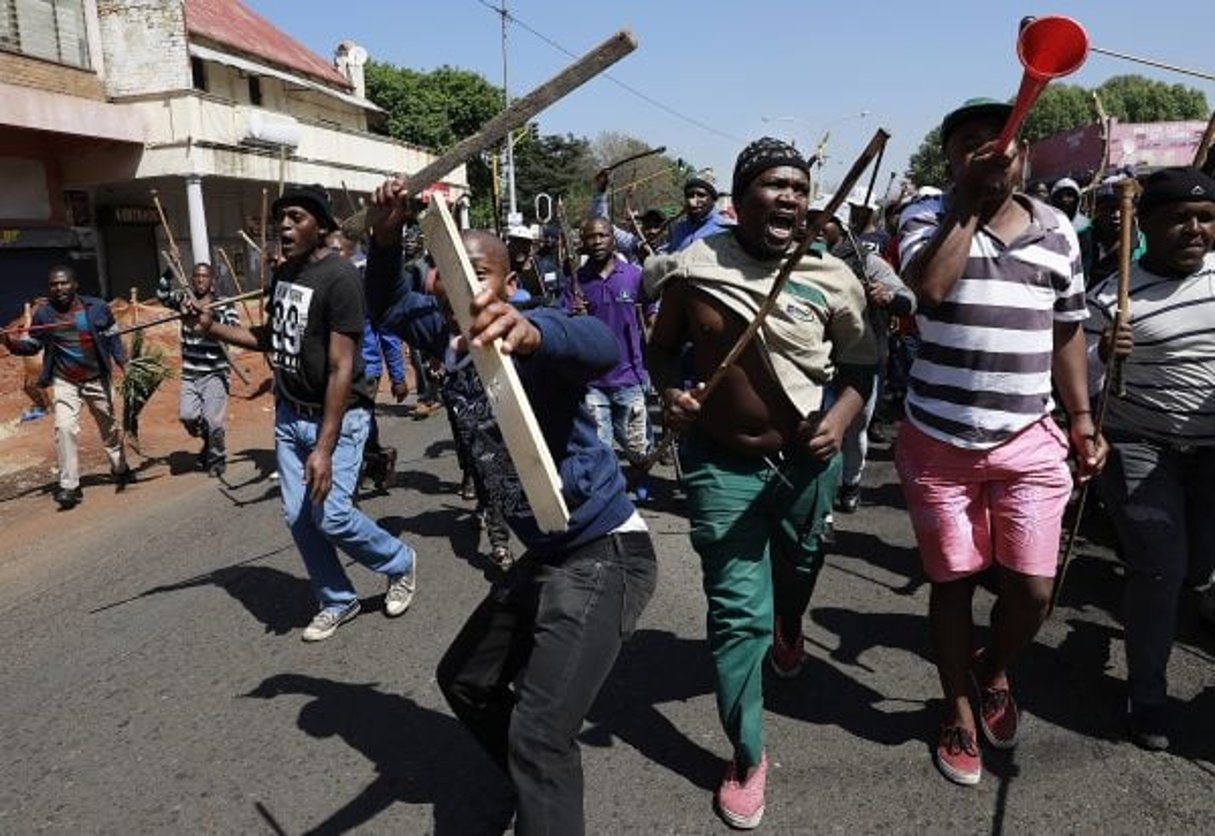 Des résidents protestent dans les rues de Johannesburg, le 8 septembre 2019. © AP/SIPA