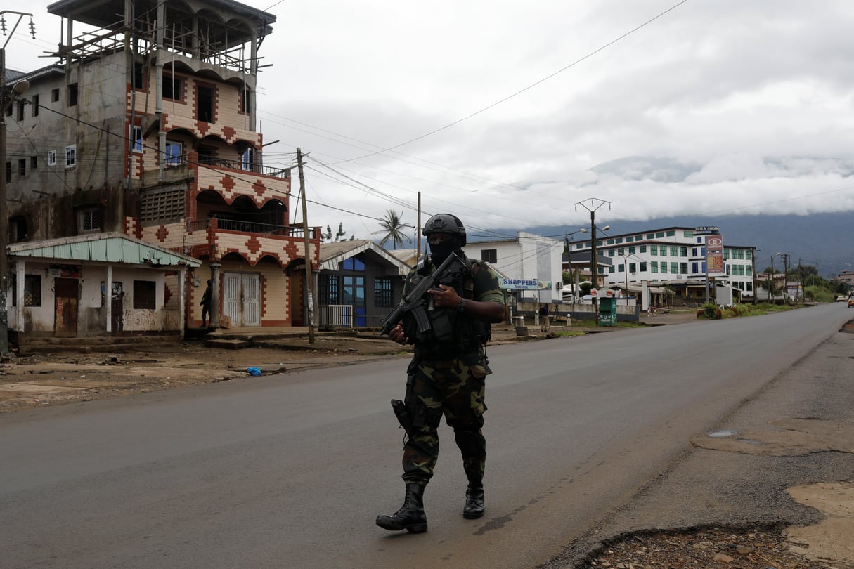 Un membre du bataillon d’intervention rapide (BIR) patrouille dans la ville de Buea, dans la région anglophone du Sud-Ouest du Cameroun, le 4 octobre 2018. © REUTERS/Zohra Bensemra