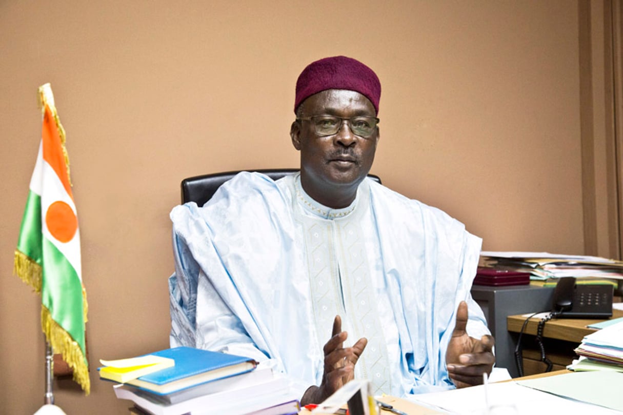 Le ministre nigérien de la Défense, Kalla Moutari, dans son bureau à Niamey. © Photo TAGAZA DJIBO pour JA