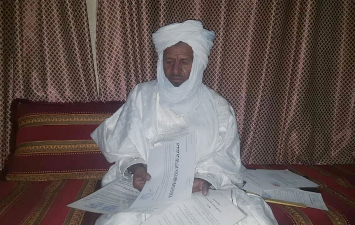 L’ancien juge islamique de Tombouctou, Houka Houka Ag Alhousseini, à Bamako le 9 septembre 2019, exhibe ce qu’il présente comme des attestations d’ONG et d’autorités. © Baba Ahmed pour Jeune Afrique