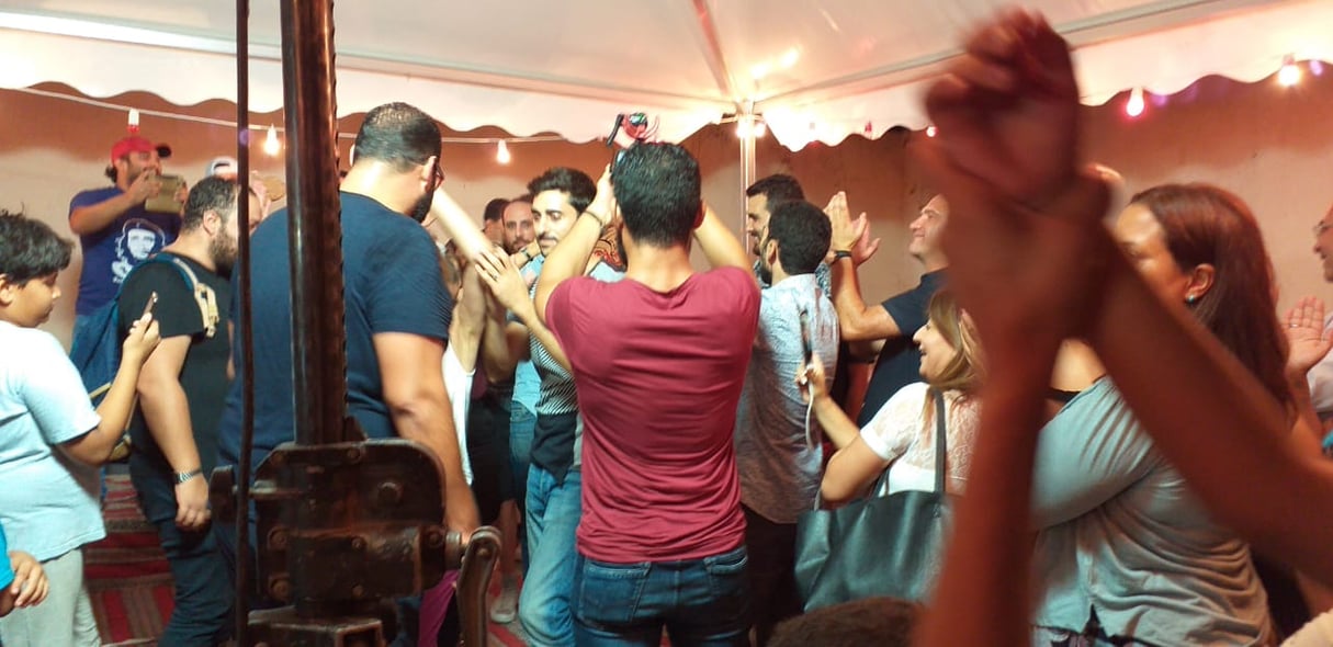 Des partisans de Nabil Karoui dansent au QG du candidat emprisonné, dimanche 15 septembre 2019 à Tunis. &copy; Frida Dahmani pour JA.