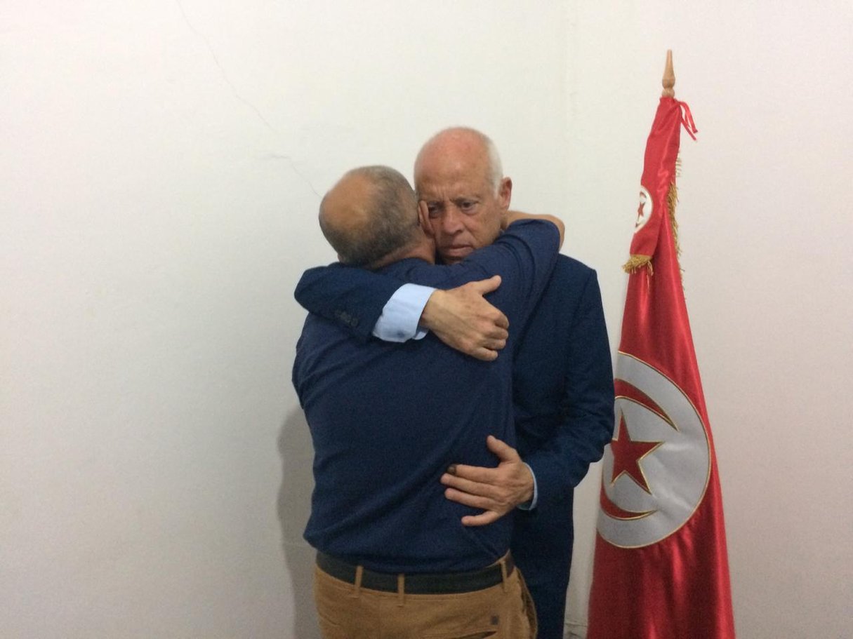 Le candidat indépendant Kaïs Saïed dans les bras de son frère, dimanche 15 septembre 2019 à Tunis. © Camille Lafrance pour JA.