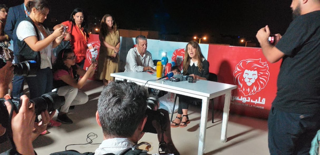 Salwa Karoui lisant un message de son mari emprisonné, annoncé en deuxième position du premier tour de l'élection présidentielle, dimanche 15 septembre 2019 à Tunis. &copy; Frida Dahmani pour JA.