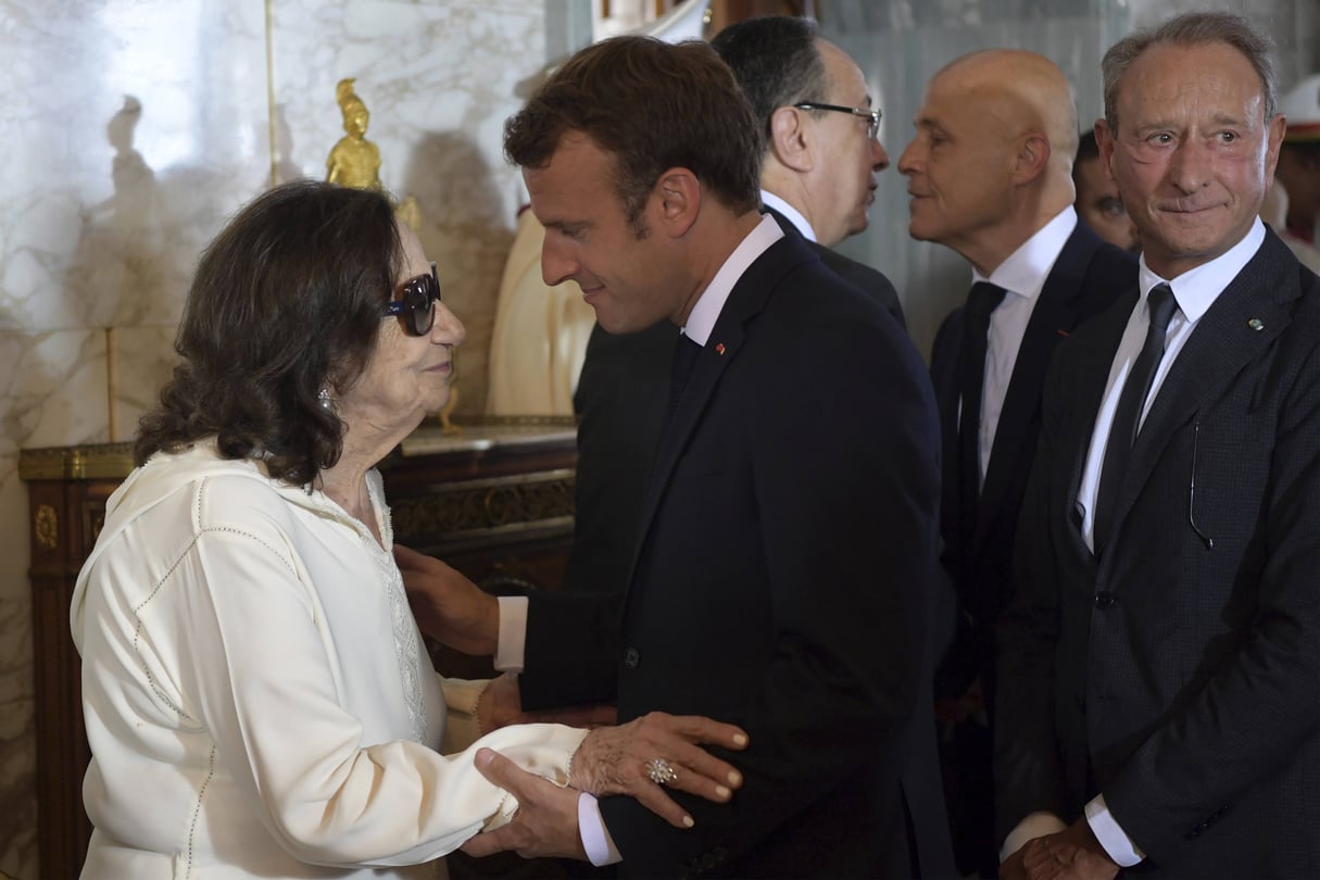 Chadlia Caïd Essebsi recevant les condoléances du président français Emmanuel Macron lors des funérailles officielles de son mari, samedi 27 juillet 2019 à Tunis. &copy; Fethi Belaid/AP/SIPA