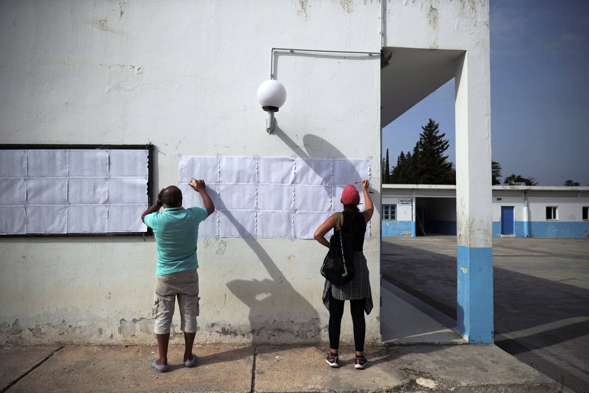Des électeurs cherchant leur nom sur les listes électorales affichées dans un bureau de vote de La Marsa, en banlieue de Tunis, dimanche 15 septembre 2019 (image d’illustration). © Mosa’ab Elshamy/AP/SIPA