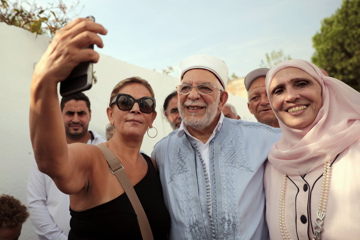 Une électrice prenant un selfie avec l'islamiste Abdelfattah Mourou et sa femme, dimanche 15 septembre 2019 à La Marsa. &copy; Mosa&rsquo;ab Elshamy/AP/SIPA