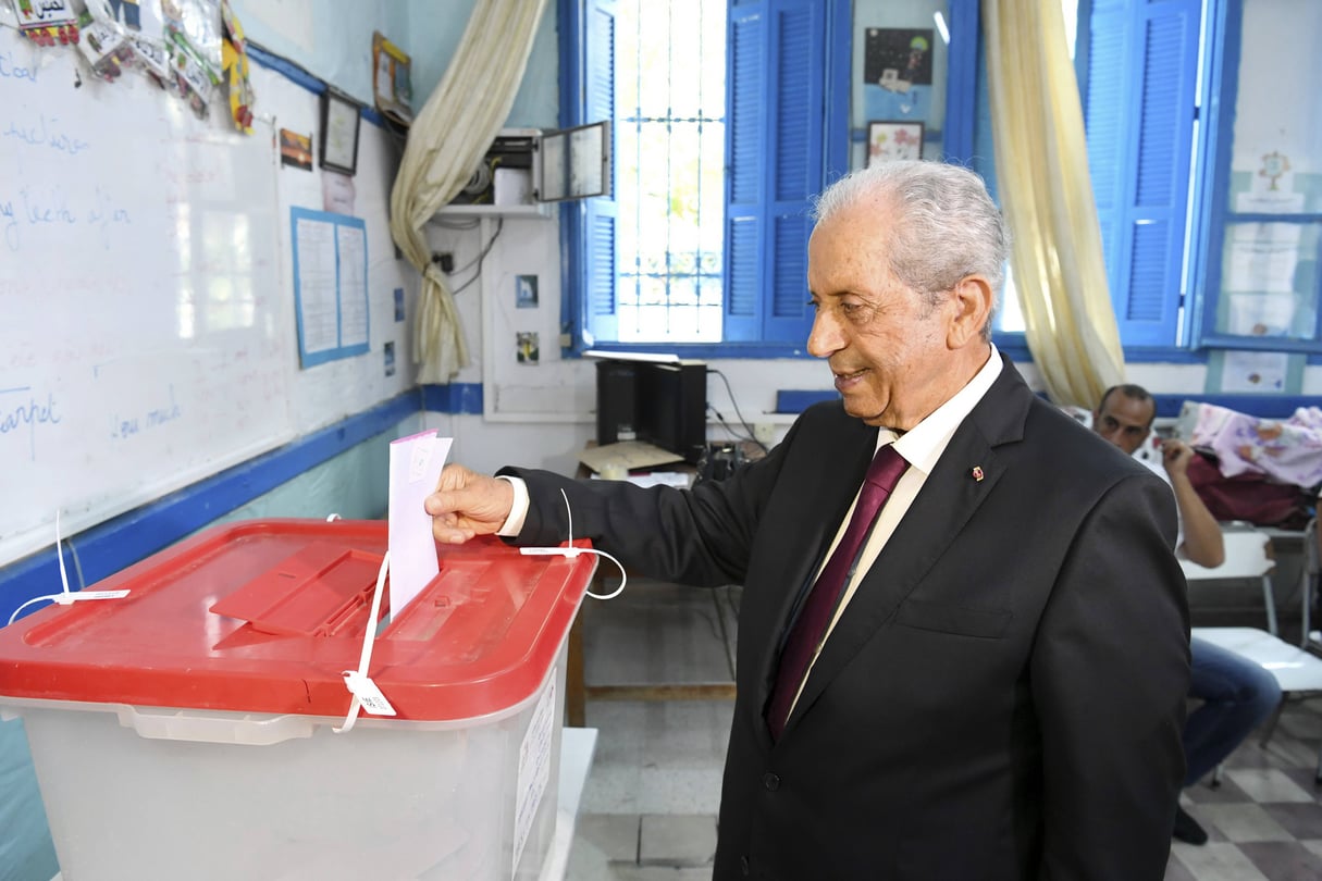 Mohamed Ennaceur, le président de la République par intérim, plaçant son bulletin dans l'urne dans un bureau de vote de Sidi Bou Saïd, dimanche 15 septembre. &copy; Slim Abid/AP/SIPA