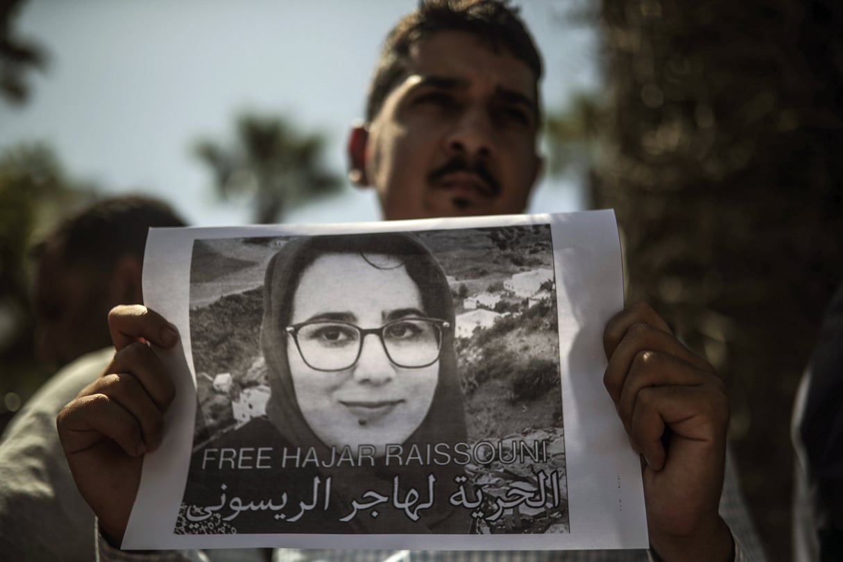 Un homme brandissant une pancarte demandant la libération de la journaliste Hajar Raïssouni, lundi 9 septembre 2019 à Rabat. © Mosa’ab Elshamy/AP/SIPA
