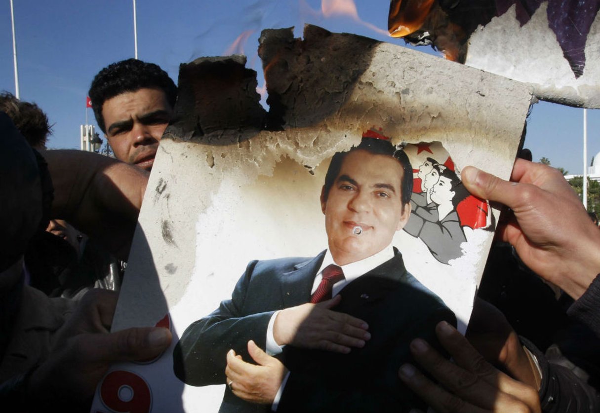 Lors des manifestations de 2011 réclamant le départ de Zine El Abidine Ben Ali, décédé le 19 septembre 2019 en exil. © Christophe Ena/AP/SIPA