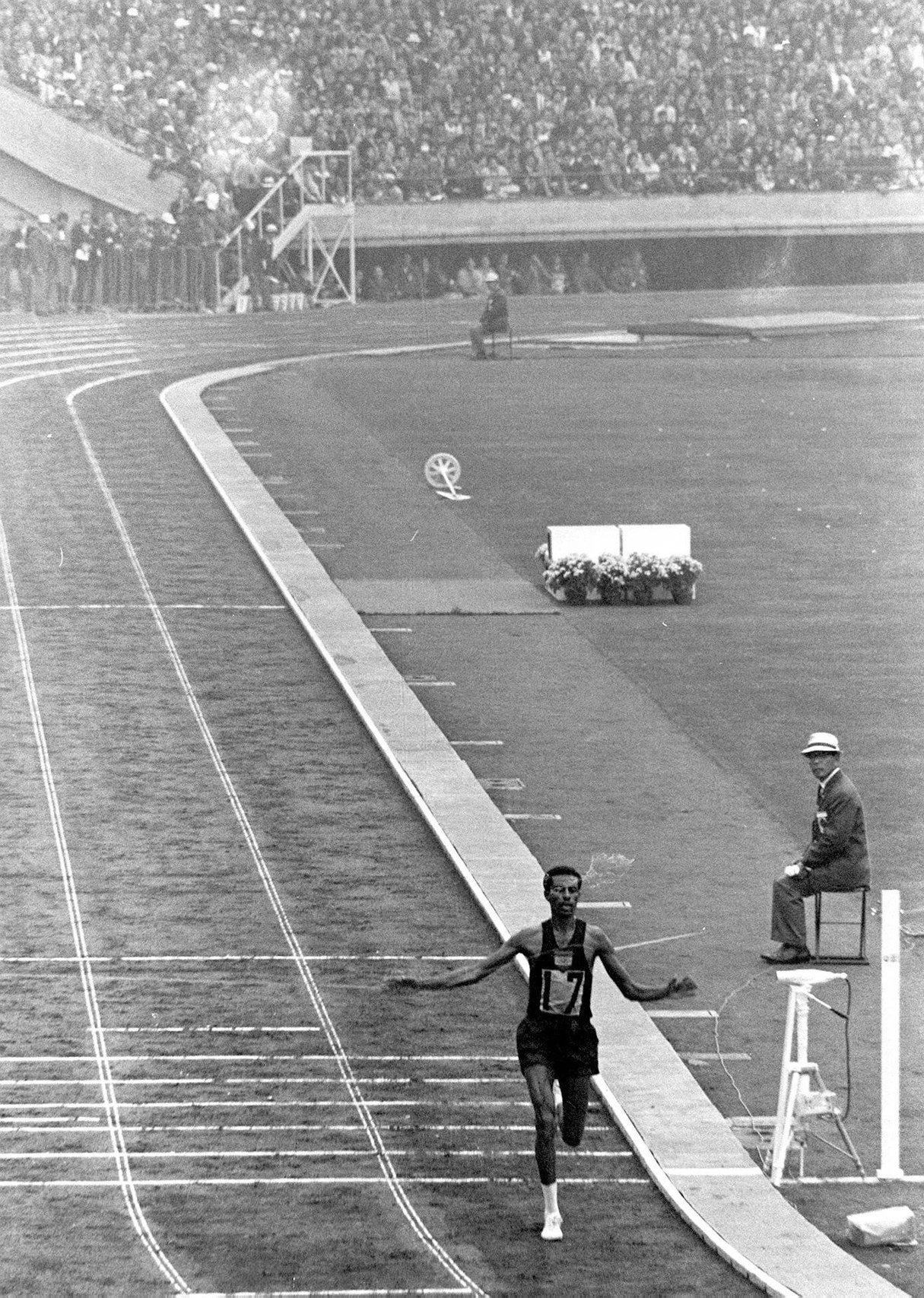 Abebe Bikila remporte le marathon à Tokyo, en 1964. &copy; AP/SIPA