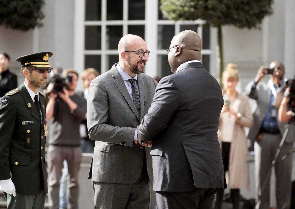 Le Premier ministre belge Charles Michel accueille son homologue congolais Félix Tshisekedi  sur la place Egmont à Bruxelles, le mardi 17 septembre 2009 © AP Photo/Virginia Mayo