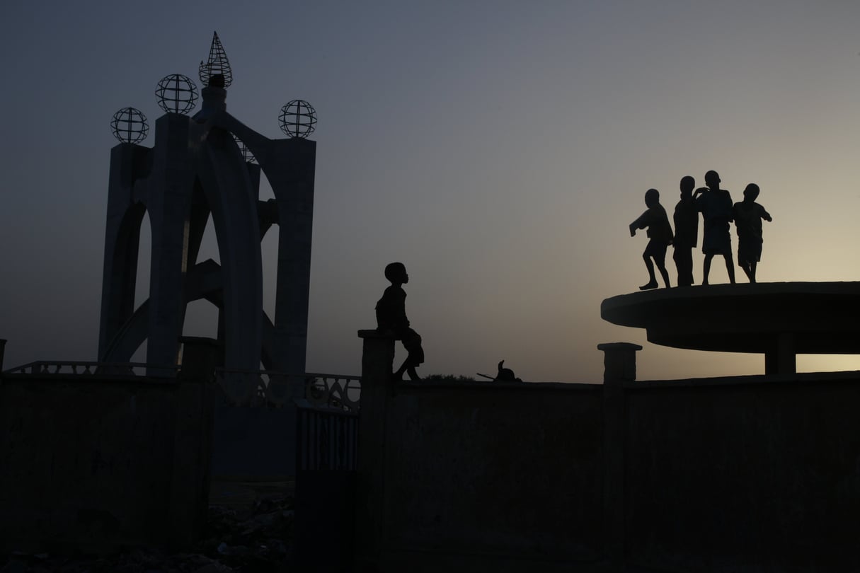 Des enfants jouent au monument de la Paix, Tombouctou, août 2019. © Baba Ahmed pour Jeune Afrique