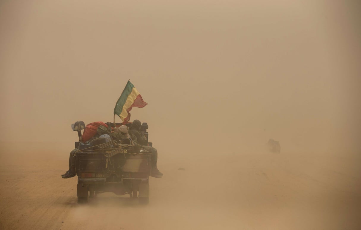 Un convoi de l'armée malienne roule à travers le sable dans le désert entre Gao et Anefis, en juillet 2013 (photo d'illustration). &copy; Rebecca Blackwell/AP/Sipa