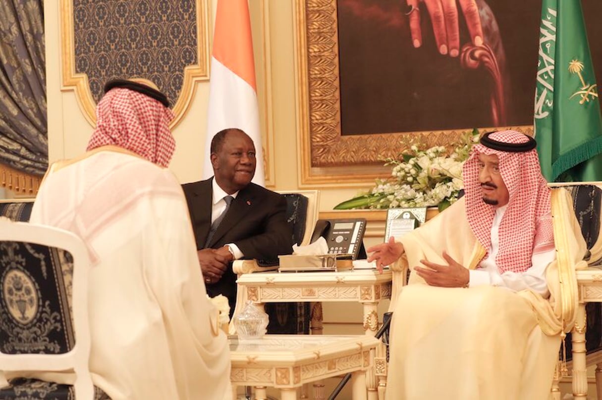 Le président ivoirien Alassane Ouattara (à gauche) et le roi Salman d’Arabie saoudite. © Présidence CI