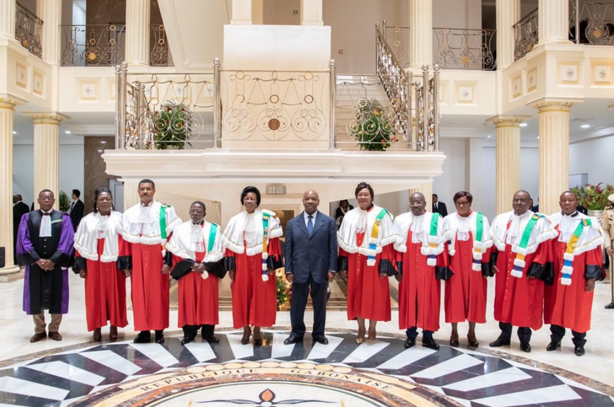 Ali Bongo Ondimba avec les membres de la Cour constitutionnelle. © République gabonaise / Twitter