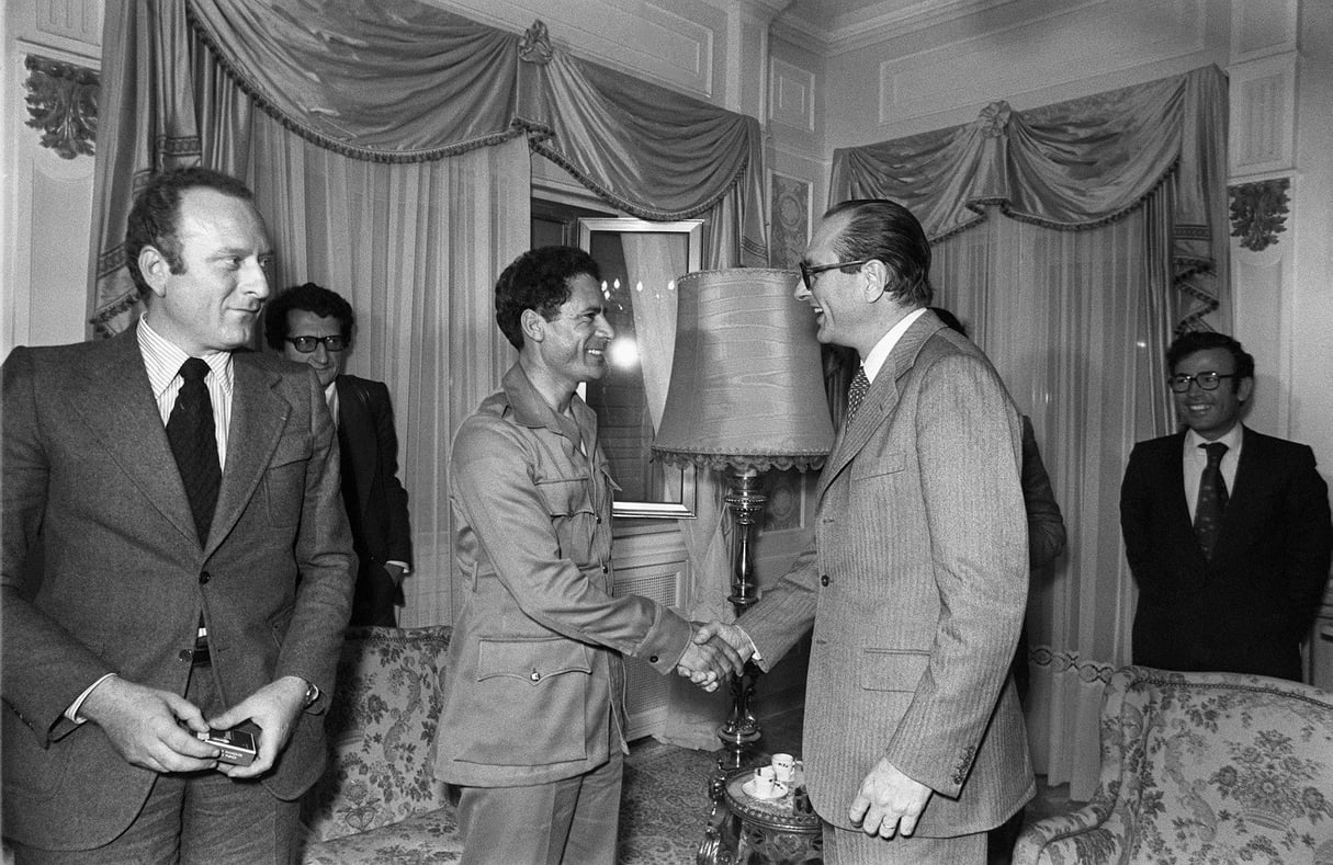 Le Premier ministre Jacques Chirac (D) serre la main du Colonel Mouammar Kadhafi (G), lors de son voyage en Libye, le 21 mars 1976, avant leur entretien à Tobrouk. &copy; AFP