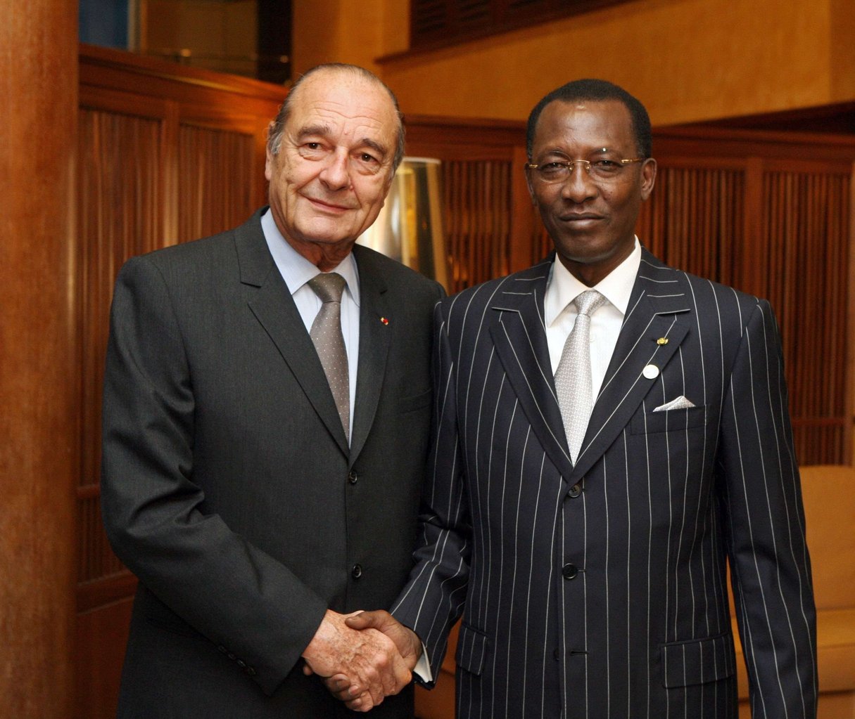 Le président tchadien Idriss Déby Itno a été l’un des premiers à rendre hommage à Jacques Chirac (les deux hommes réunis ici à Cannes, en février 2007). © PATRICK KOVARIK/AP/SIPA