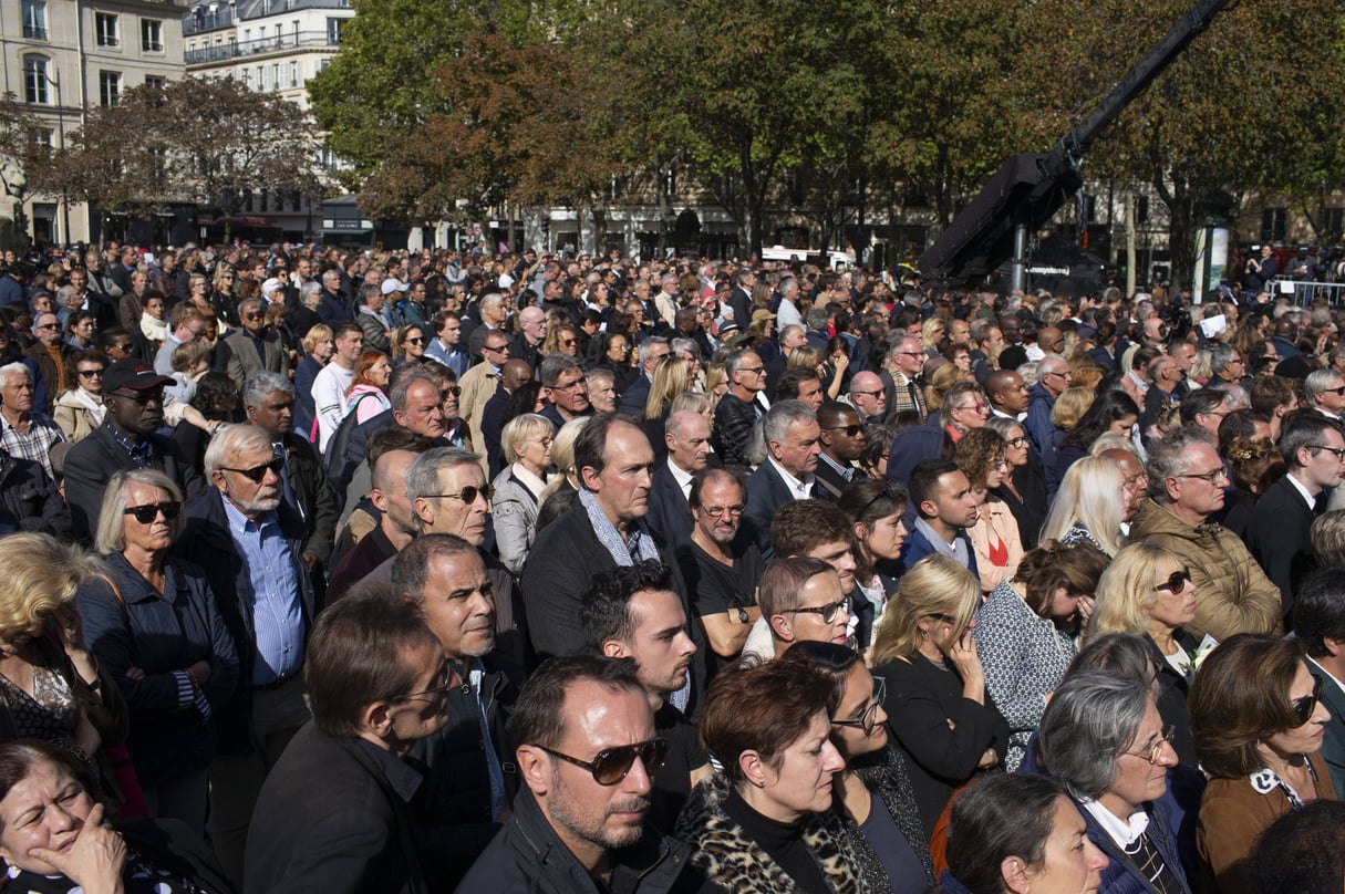 La foule rassemblée devant l'église Saint-Sulpice, à Paris, pour les obsèques de Jacques Chirac, le 30 septembre 2019. &copy; Rafael Yaghobzadeh/AP/SIPA