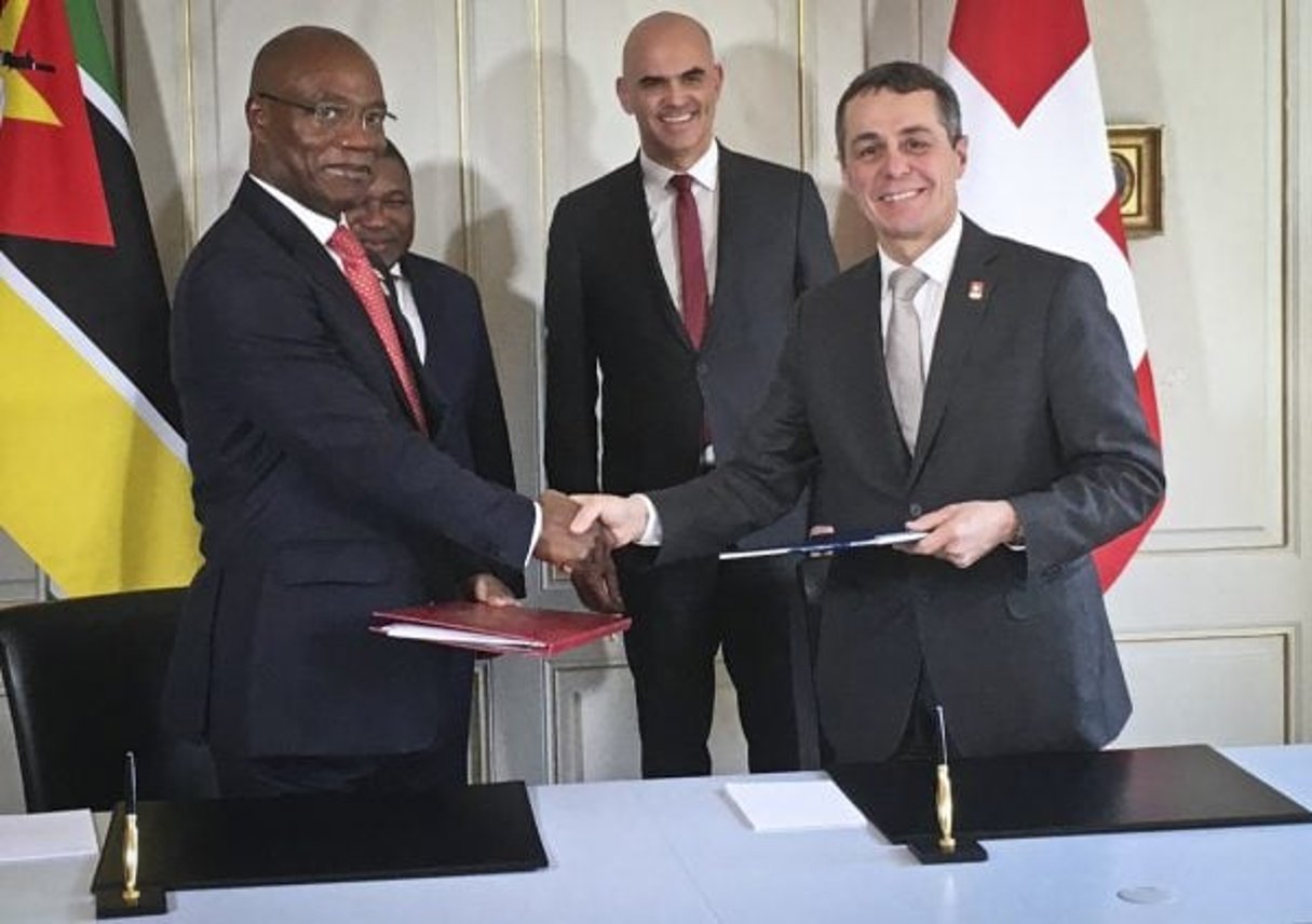 José Condunga Pacheco, ministre des Affaires étrangères du Mozambique, et le conseiller fédéral suisse Ignazio Cassis, après la signature d’un accord de coopération internationale entre leurs deux pays, le 28 février 2018 à Berne. © EPA