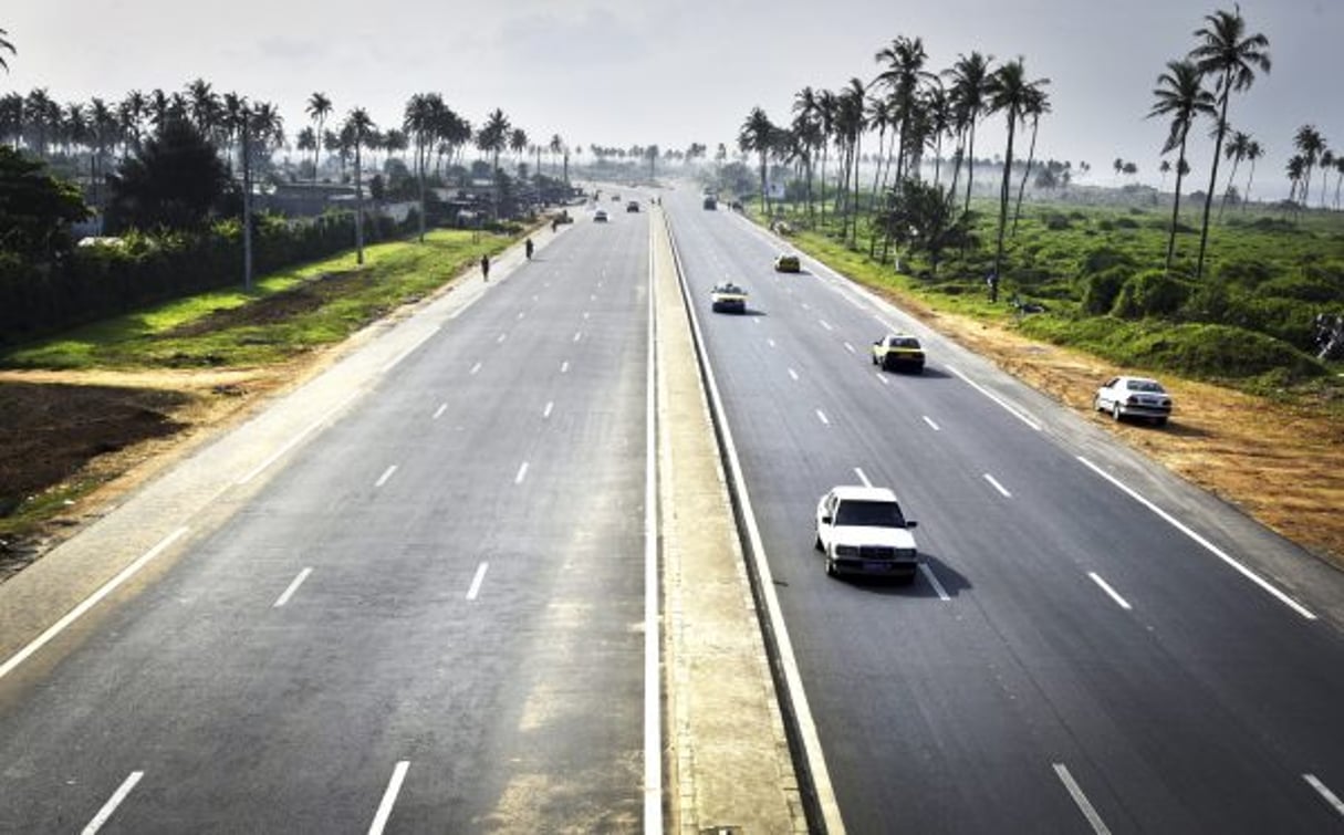 Inaugurée fin 2015, l’autoroute Abidjan-Grand-Bassam, en Côte d’Ivoire, doit s’intégrer au projet de corridor côtier entre Dakar et Lagos. © Olivier pour JA