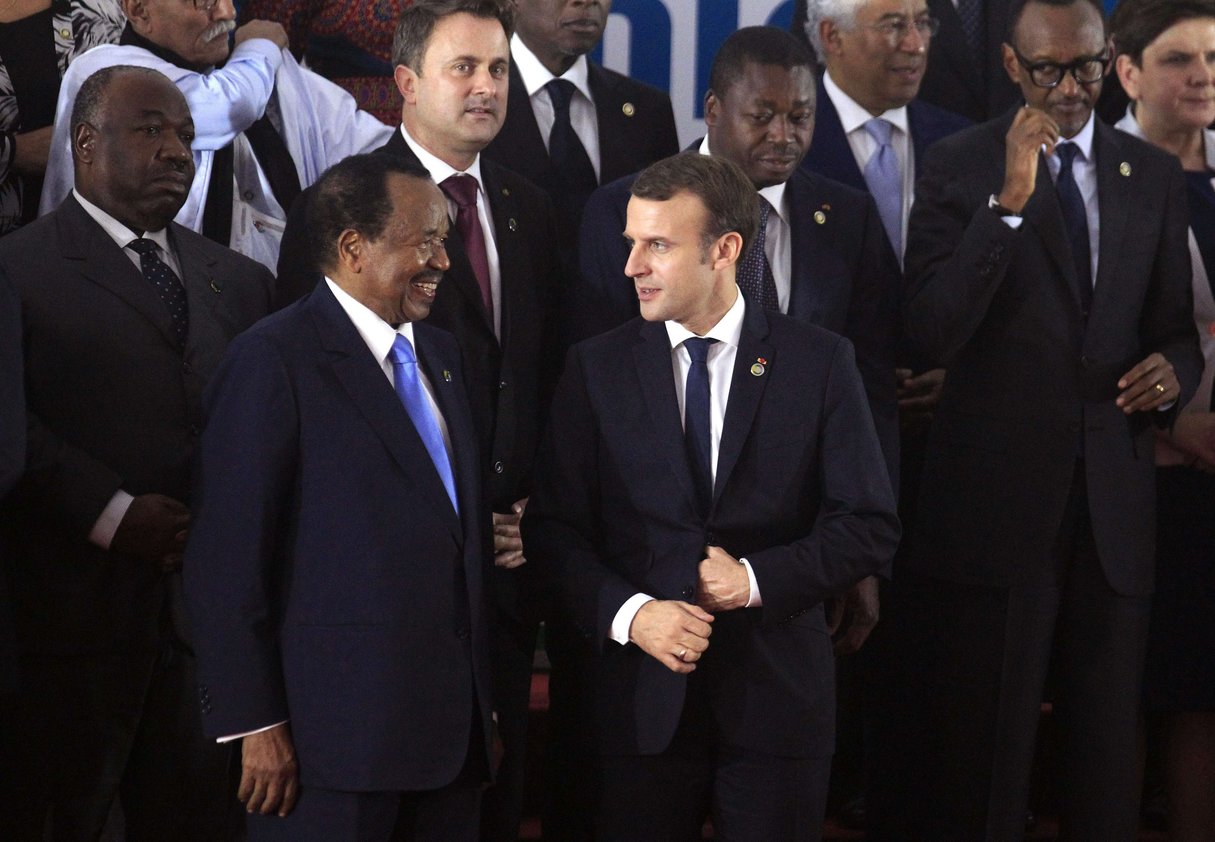 Paul Biya et Emmanuel Macron, lors du sommet Europe-Afrique à Abidjan, le 29 novembre 2017. &copy; Diomande Ble Blonde/AP/SIPA