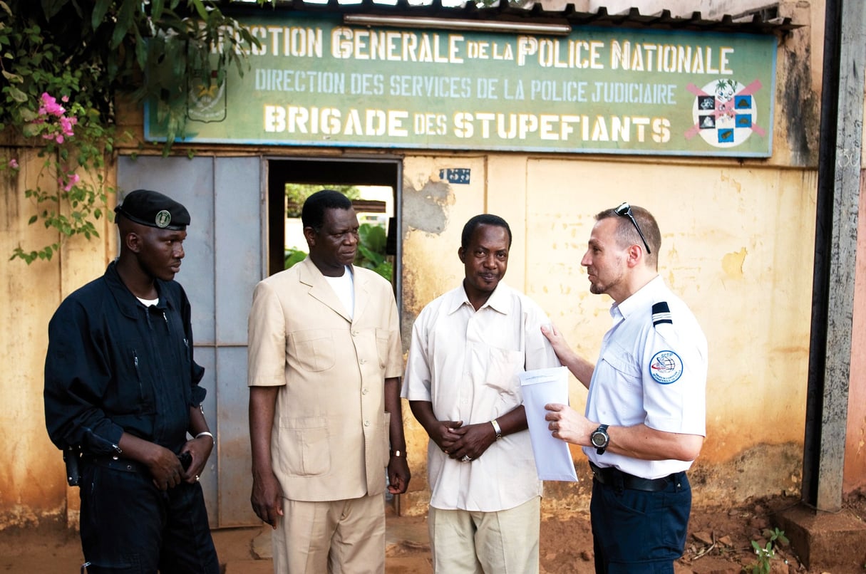 L’auteur, Laurent Guillaume, à droite, en compagnie de policiers maliens, en 2016. © Sutikno GINDROZ