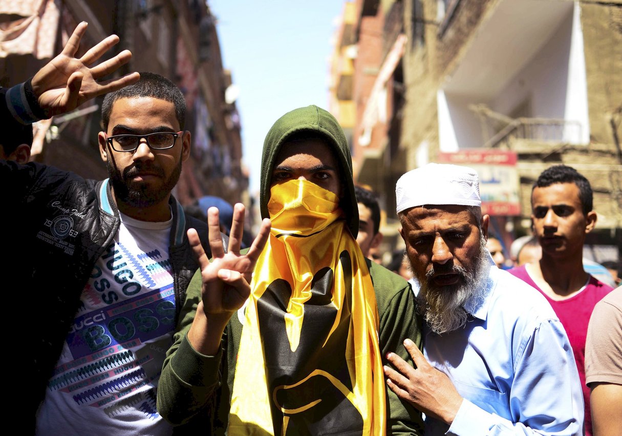 Des soutiens de l’ex-président Mohammed Morsi font le signe de la Rabia, symbole de ralliement des Frères musulmans. © APAIMAGES/ZUMA-REA